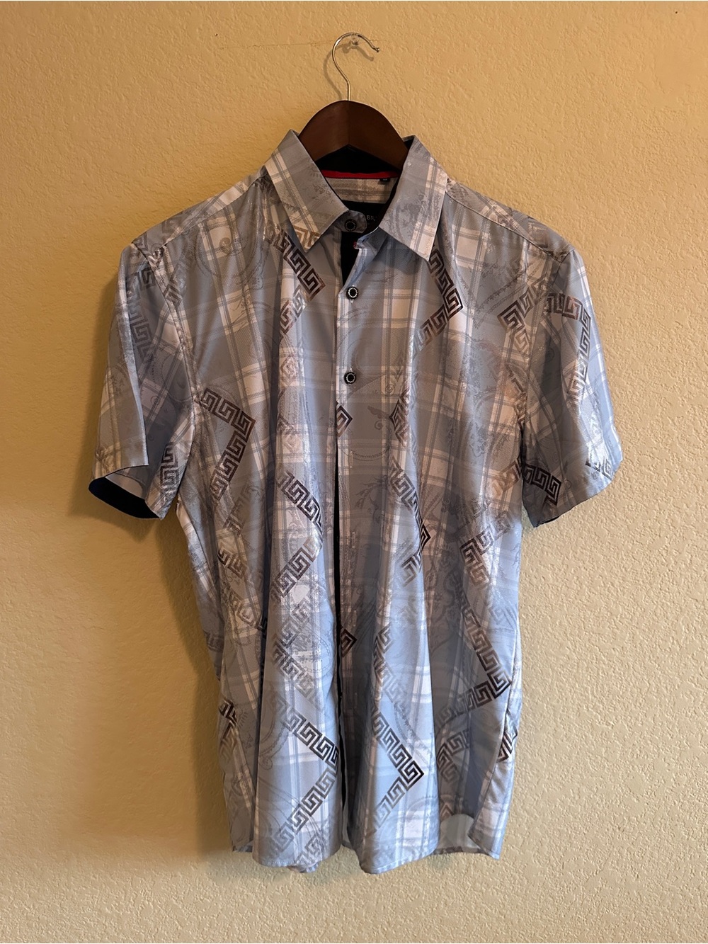 Light Blue Short-Sleeve Plaid Button-Down Shirt with Subtle Geometric Print